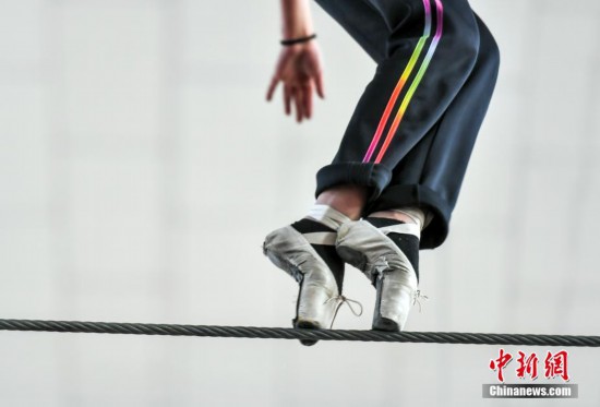 新疆达瓦孜艺人6米高空绳索“跳”芭蕾